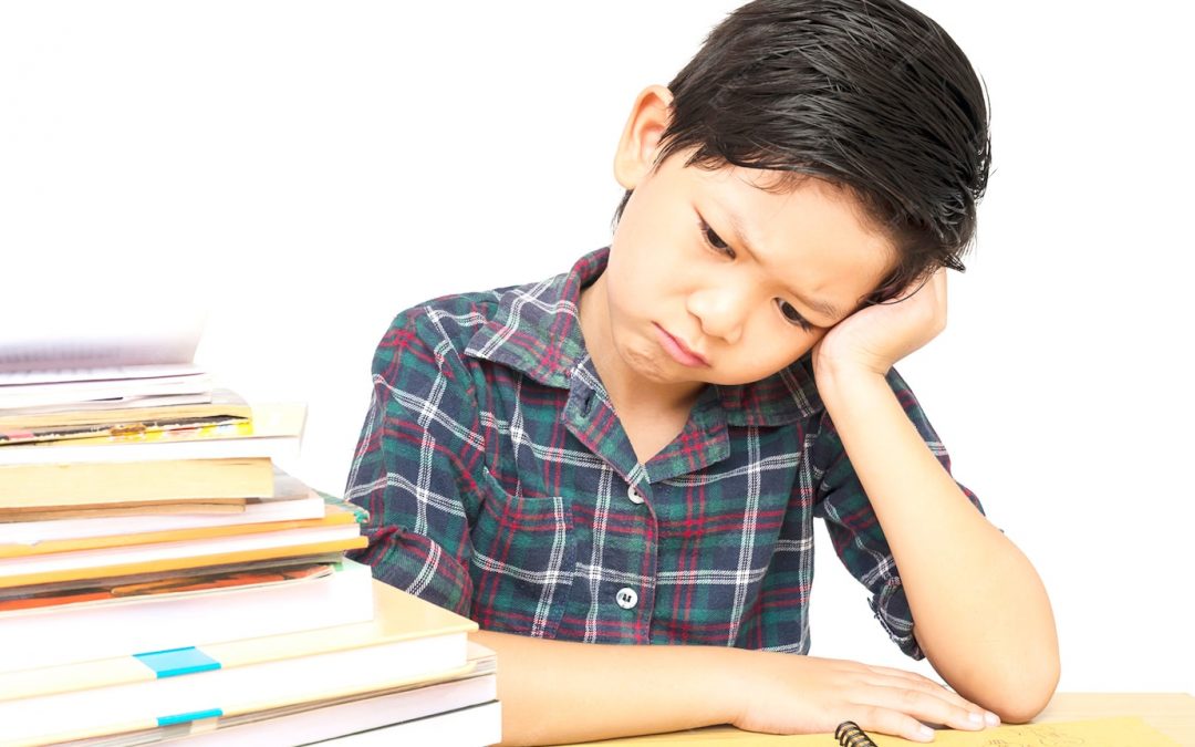 Ein junge ist ungluecklich bei den hausaufgaben 1150 6279