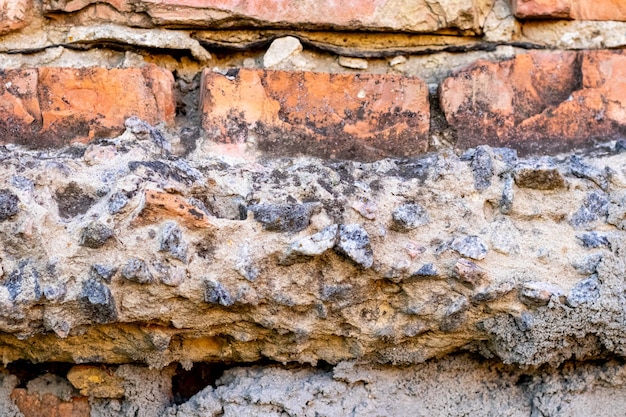 Teil einer ziegelmauer auf einem betonfundament 199743